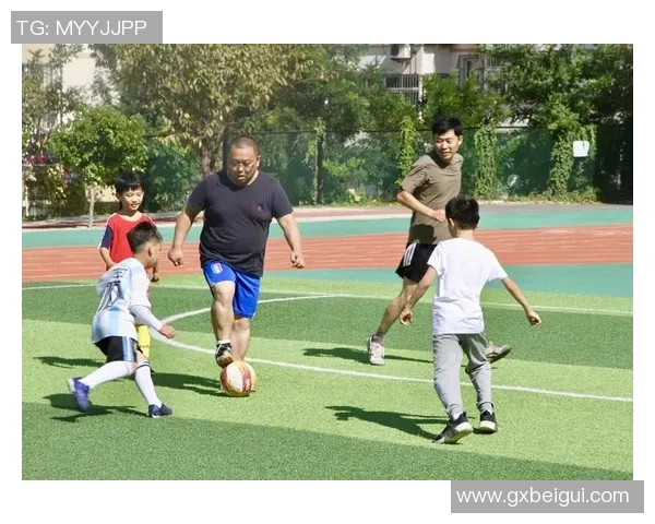 足球明星与孩子的欢乐时光亲子互动展现温馨瞬间